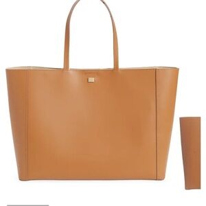 FRAME le signature tote bag in Camel color.